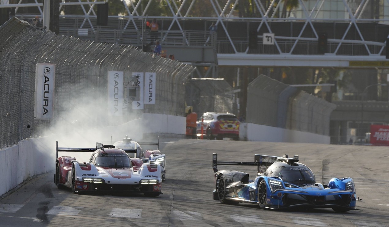 Acura Wayne Taylor vs Porsche Penske a Long Beach en IMSA