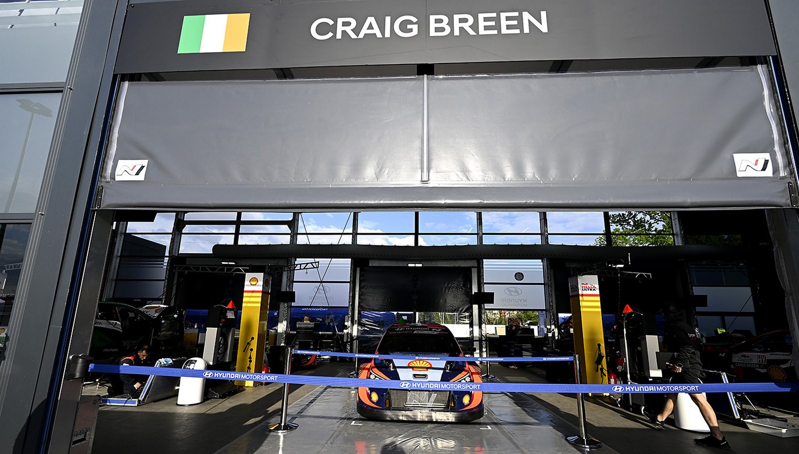 La voiture de Craig Breen dans le garage Hyundai Motorsport au Rallye de Croatie 2023
