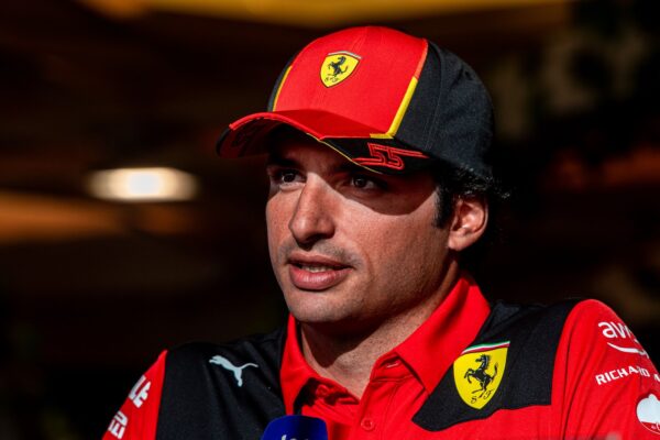 Carlos Sainz Jr. dément la rumeur Audi pour 2026