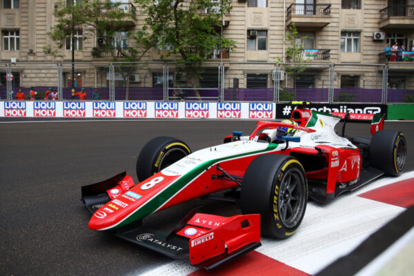 Oliver Bearman réalise la pole position à Bakou en FIA F2