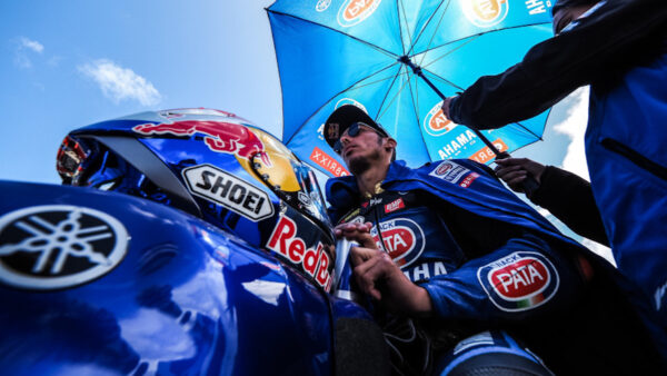 Toprak Razgatlioglu va essayer la Yamaha YZR-M1