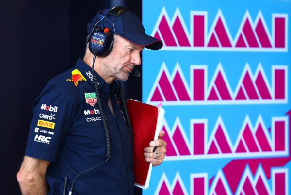 Marko révèle que Mercedes a tenté de recruter Adrian Newey