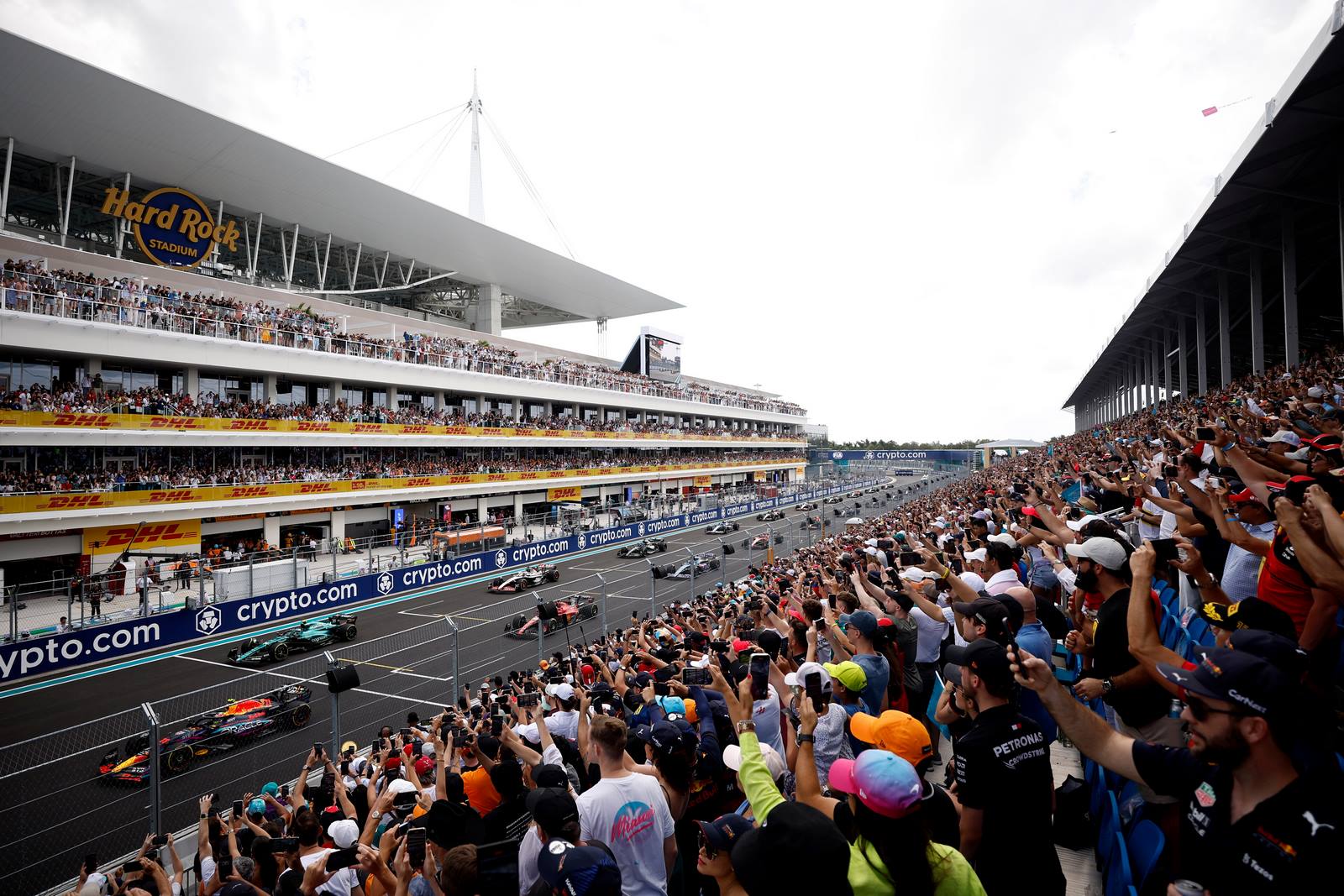 La foule dans la ligne droite des stands du Grand Prix de Miami 2023