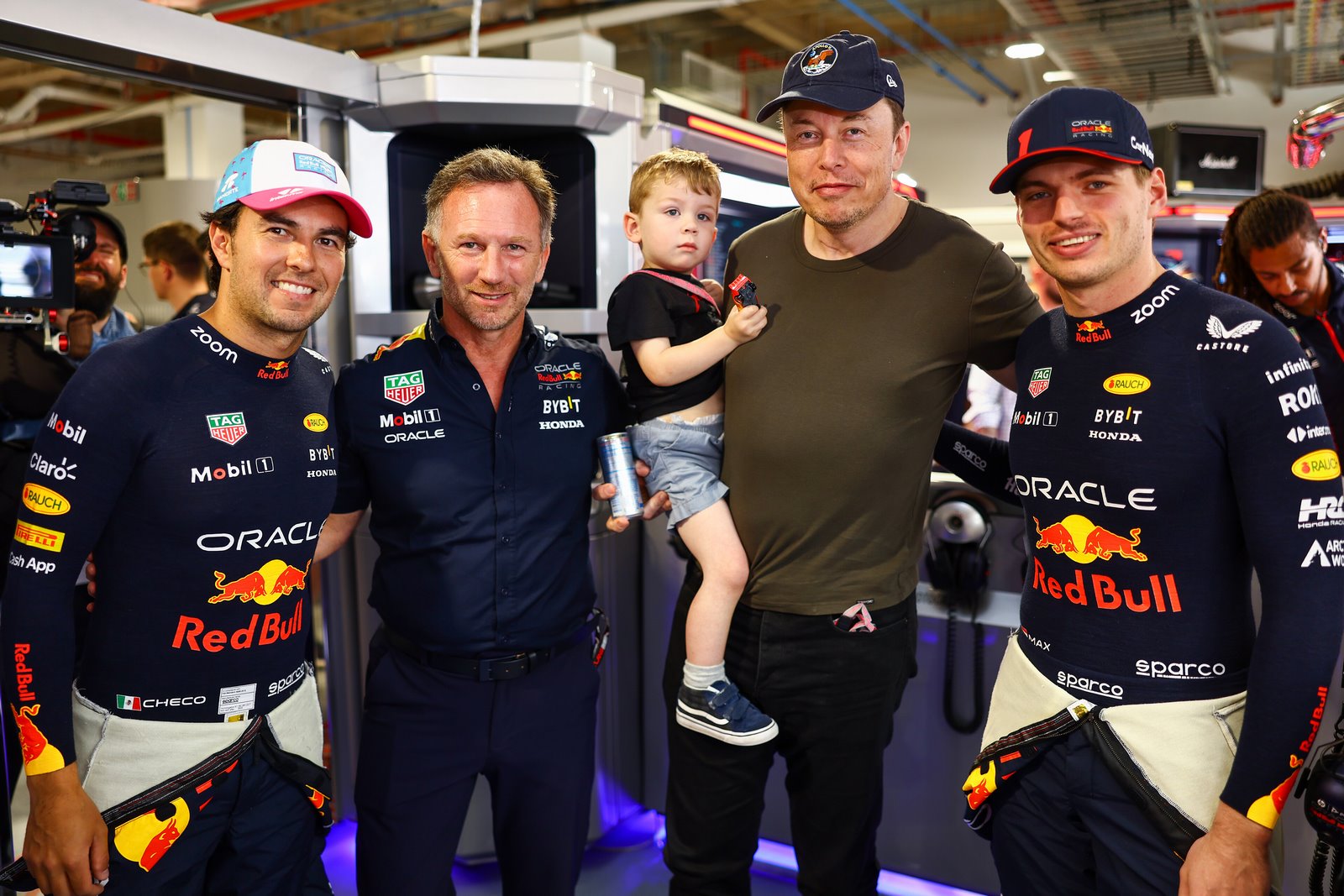 Elon Musk dans le garage Red Bull Racing