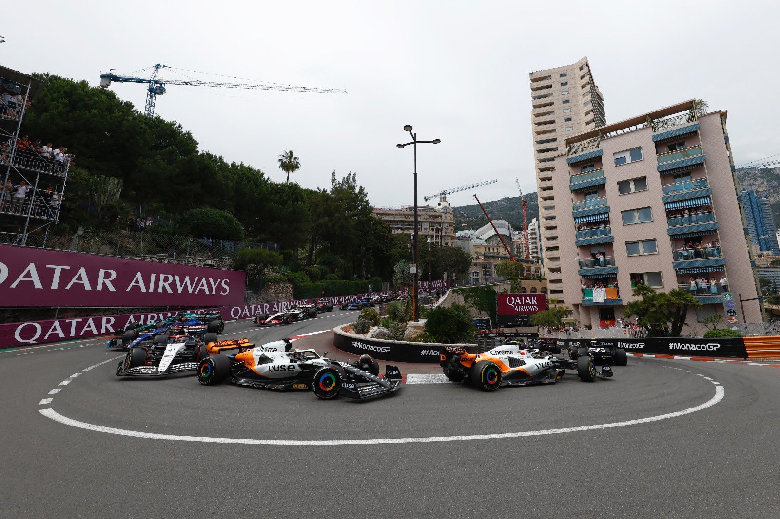 Les deux McLaren dans le peloton du GP de Monaco 2023