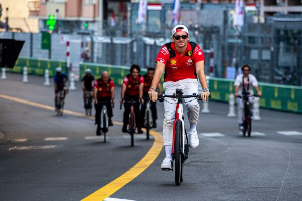 Charles Leclerc et le rituel du pantalon rouge du samedi