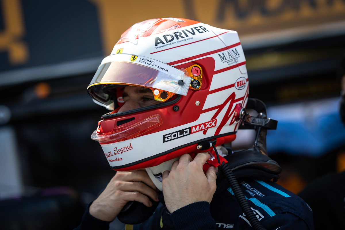 Arthur Leclerc avec le casque hommage pour le meeting FIA F2 de Monaco