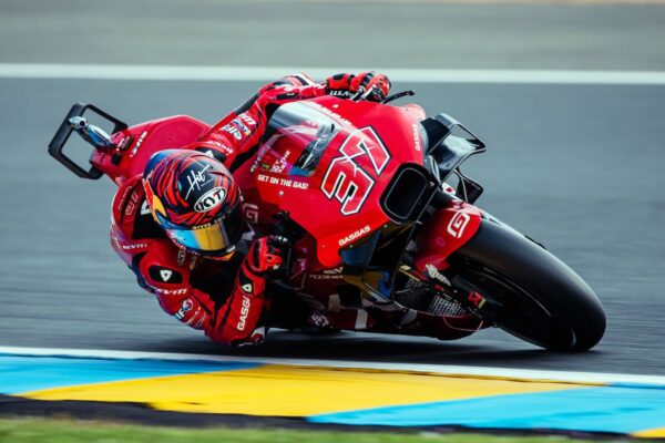 Augusto Fernández, au pied du podium du Grand Prix de France