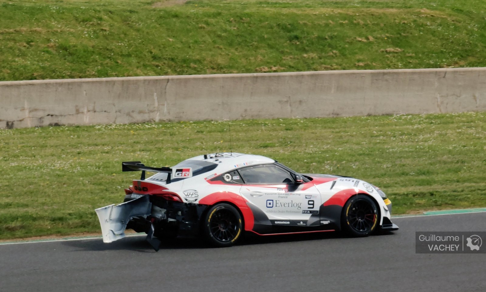 La Toyota Supra Matmut Evolution endommagée en Course 2 en FFSA GT à Magny-Cours