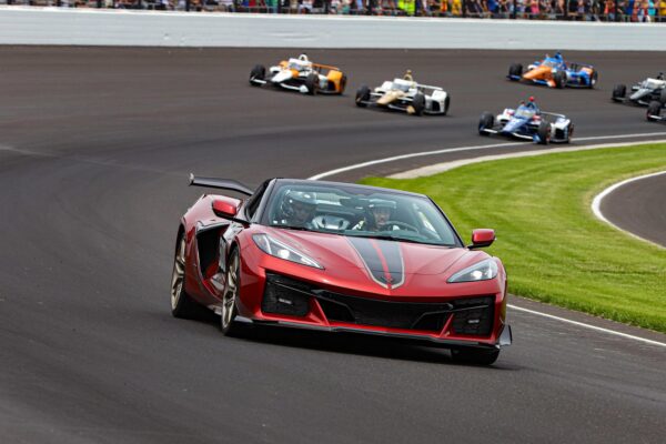 Indy 500 : un drame évité, une roue percute un véhicule stationné