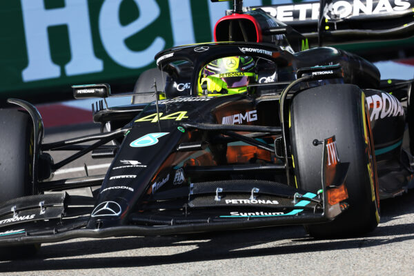 Hamilton veut voir du positif dans les performance de la nouvelle Mercedes