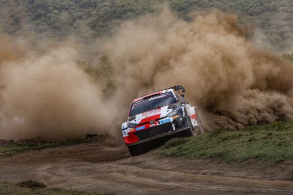 Safari Rally Kenya, J2 : Ogier s'échappe, Neuville abandonne
