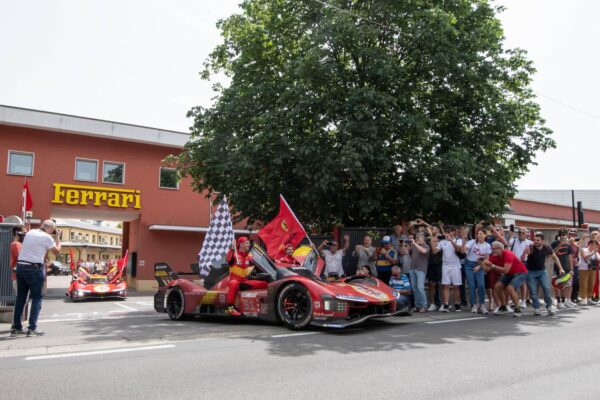Les deux Ferrari 499P défilent dans les rues de Maranello pour célébrer la victoire aux 24 Heures du Mans