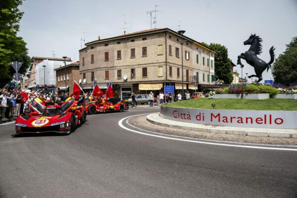 Les deux Ferrari 499P défilent dans les rues de Maranello pour célébrer la victoire aux 24 Heures du Mans