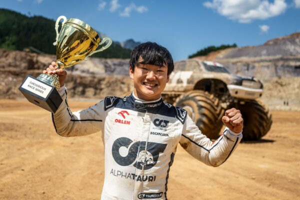Tsunoda bat Verstappen dans un duel en Monster Truck