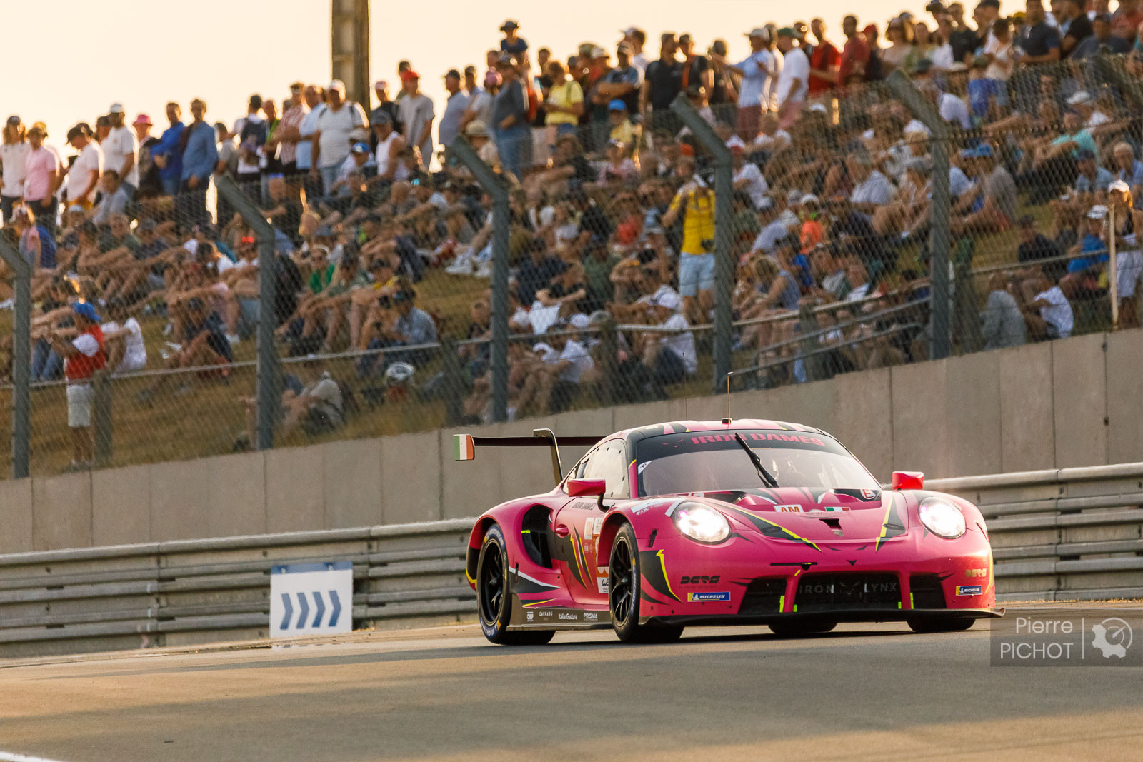 24 h du Mans: Peugeot maîtrise mais se fait peur lors d'une nuit  mouvementée 