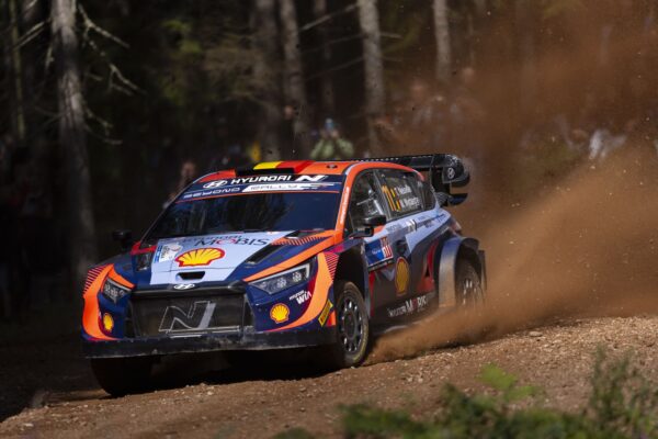 Estonie, J2 mi-journée : Tänak signe tous les scratchs, Neuville leader