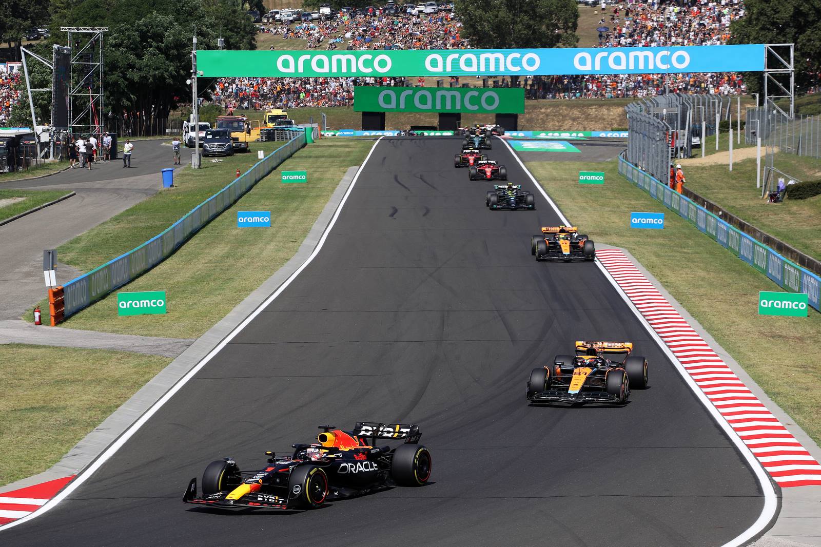 Max Verstappen devant le peloton au GP de Hongrie 2023