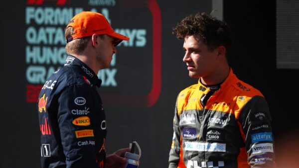 Norris a cassé le trophée de Verstappen sur le podium