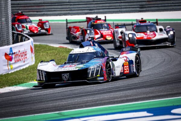 Peugeot célèbre le premier podium de la 9X8 à Monza