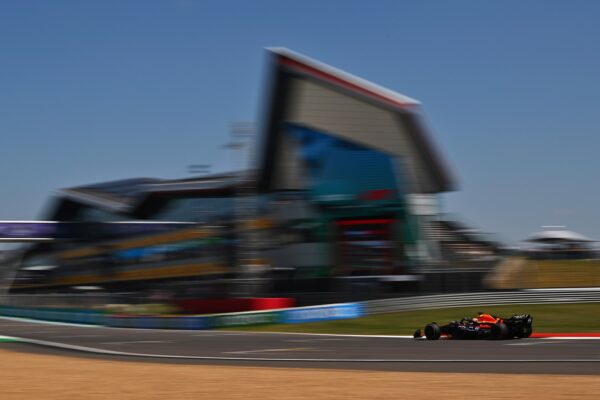 Grande-Bretagne, EL2 : Verstappen récidive devant Sainz et... Albon !