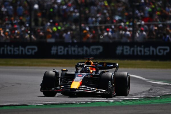 Grande-Bretagne, EL1 : Verstappen devant Pérez et... Albon !