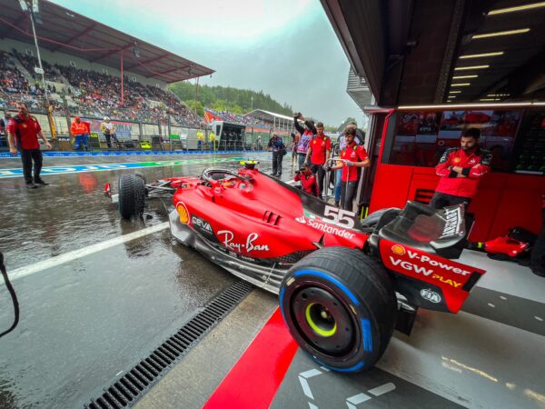 Belgique, EL1 : Sainz sous la pluie devant les McLaren