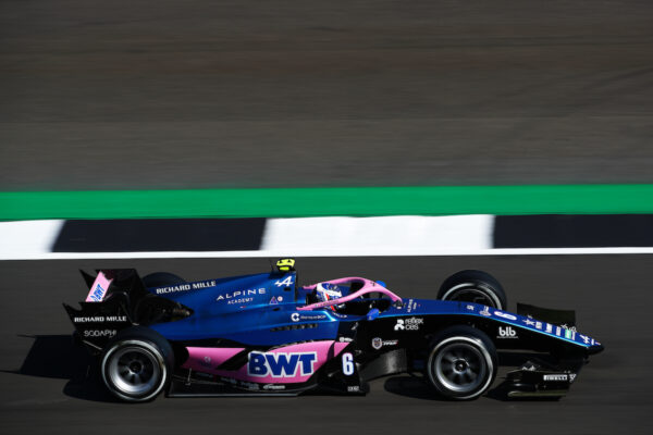 Victor Martins réalise la pole position en FIA F2 à Silverstone