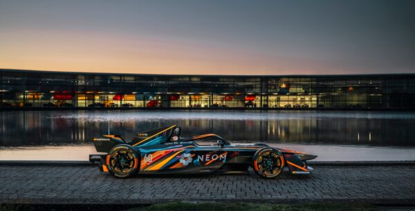 NEOM McLaren dévoile une livrée spéciale conçue par une IA