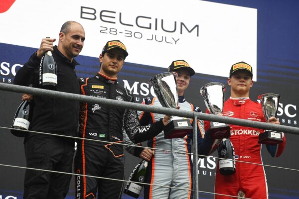 Podium FIA F3 Sprint Race Spa Francorchamps 2023 Caio Collet avec. Taylor Barnard et Paul Aron, trophées et champagne à la main.