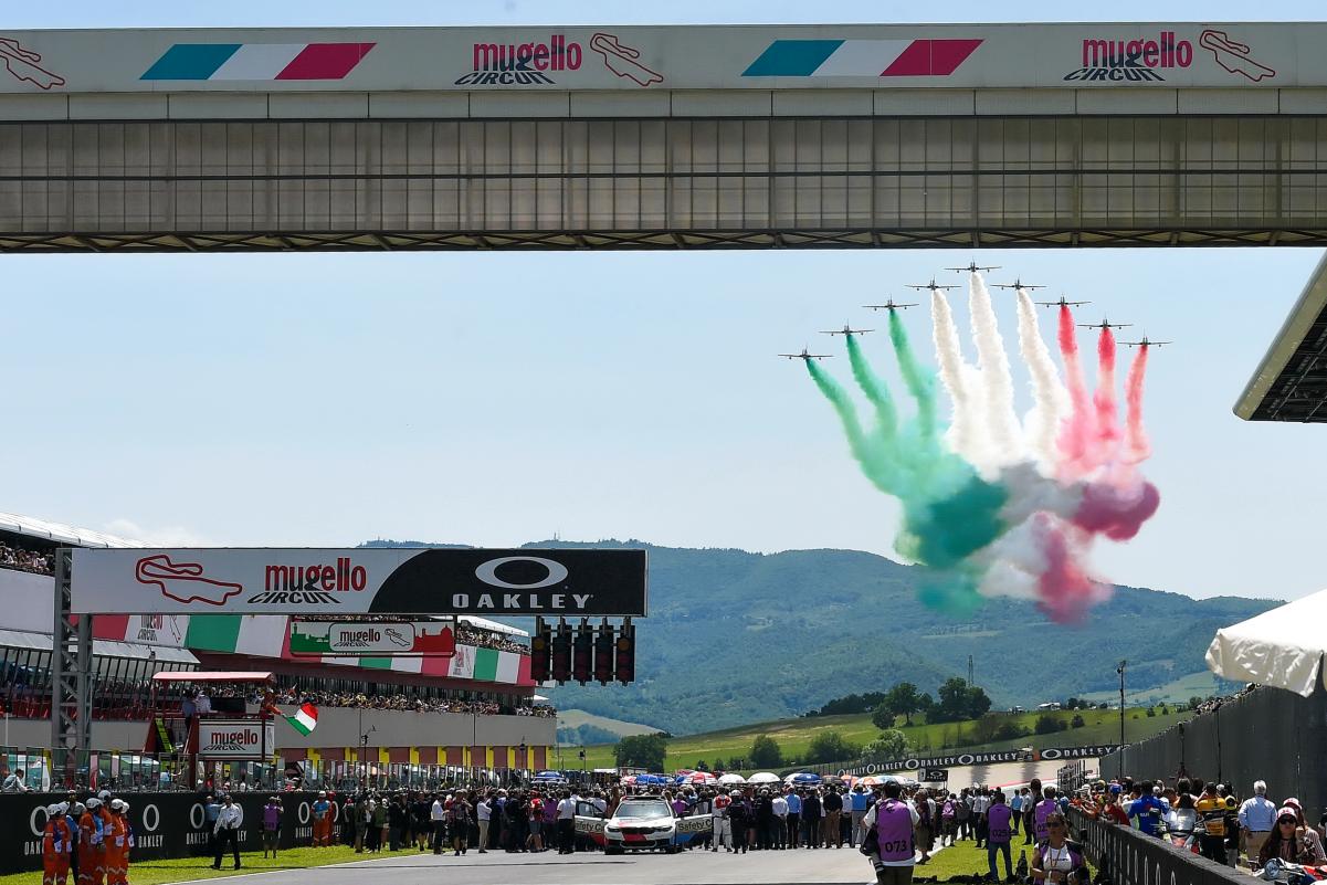 les avions au dessus de la grille MotoGP avec le drapeau italien au Mugello