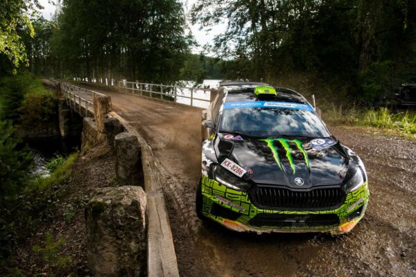 Finlande, J2 : Evans fait cavalier seul, Solberg mène le WRC2