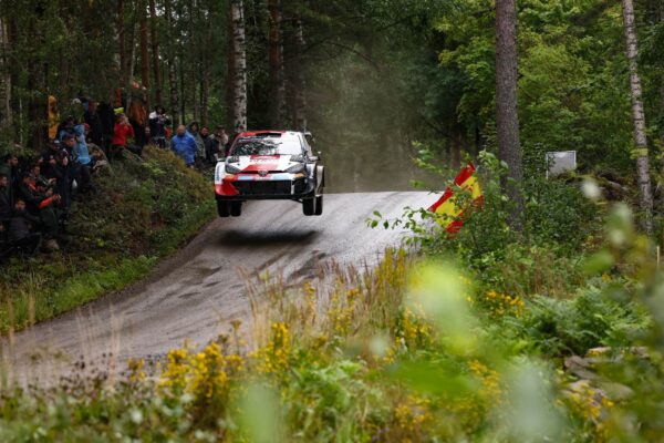 Finlande, J2 mi-journée : Evans double son avance sur Neuville