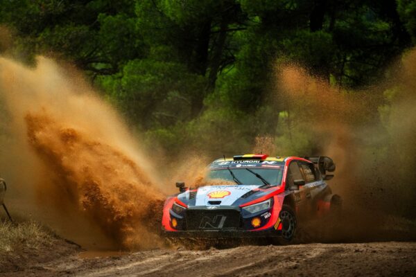 Acropole J1 : Neuville leader devant Ogier, Rossel mène en WRC2