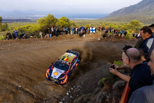Acropole, J1 mi-journée : Neuville leader, Loubet abandonne !