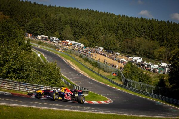 Vettel a fait une démo avec sa Red Bull RB7 sur la Nordschleife