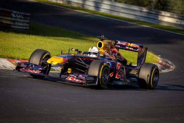 Sebastian Vettel dans la RB7 au Red Bull Formula Nürburgring 2023