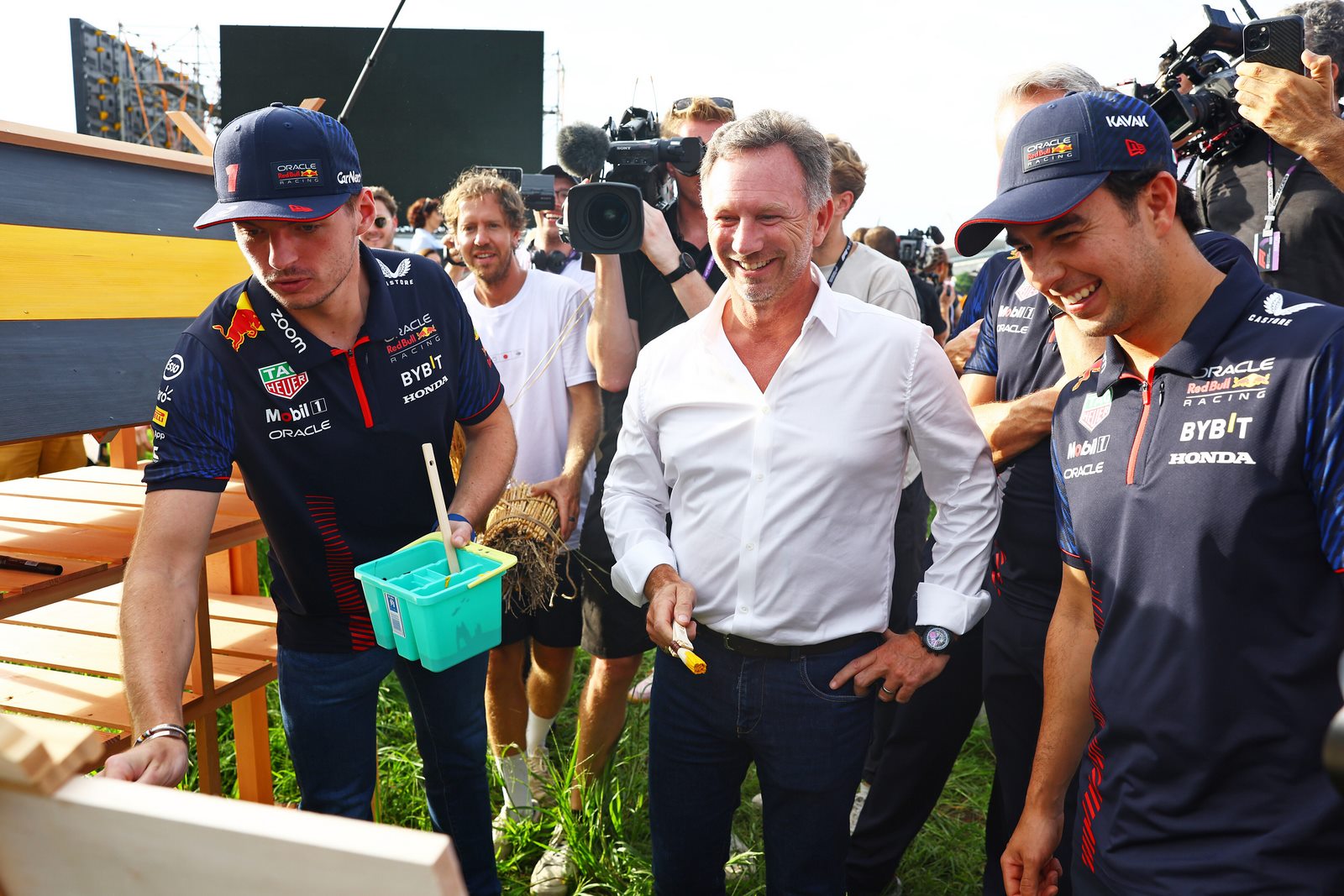 Les pilotes de F1 sur le circuit de Suzuka au virhage 2 pour le Buzzin' Corner