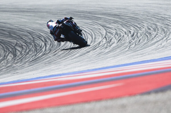 Le MotoGP s'attaque au cas où un pilote franchit la ligne en tombant de sa moto