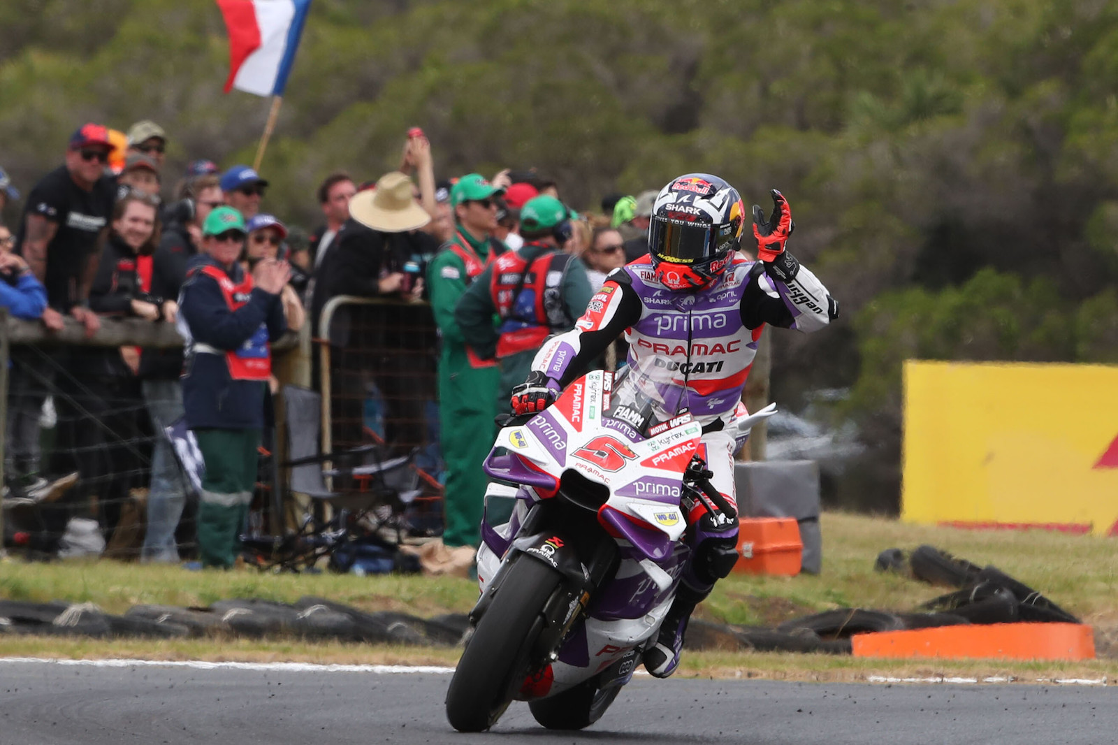 Johann Zarco saluant la foule apres sa victoire en MotoGP en Australie