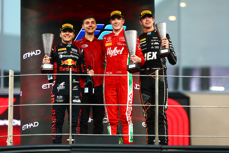 Enzo Fittipaldi, Frederik Vesti et Richard Verschoor sur le podium, trophées à la main.