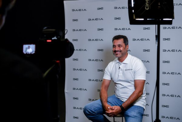 Nasser Al-Attiyah pose pour les photos presse de Dacia pour le Dakar 2025