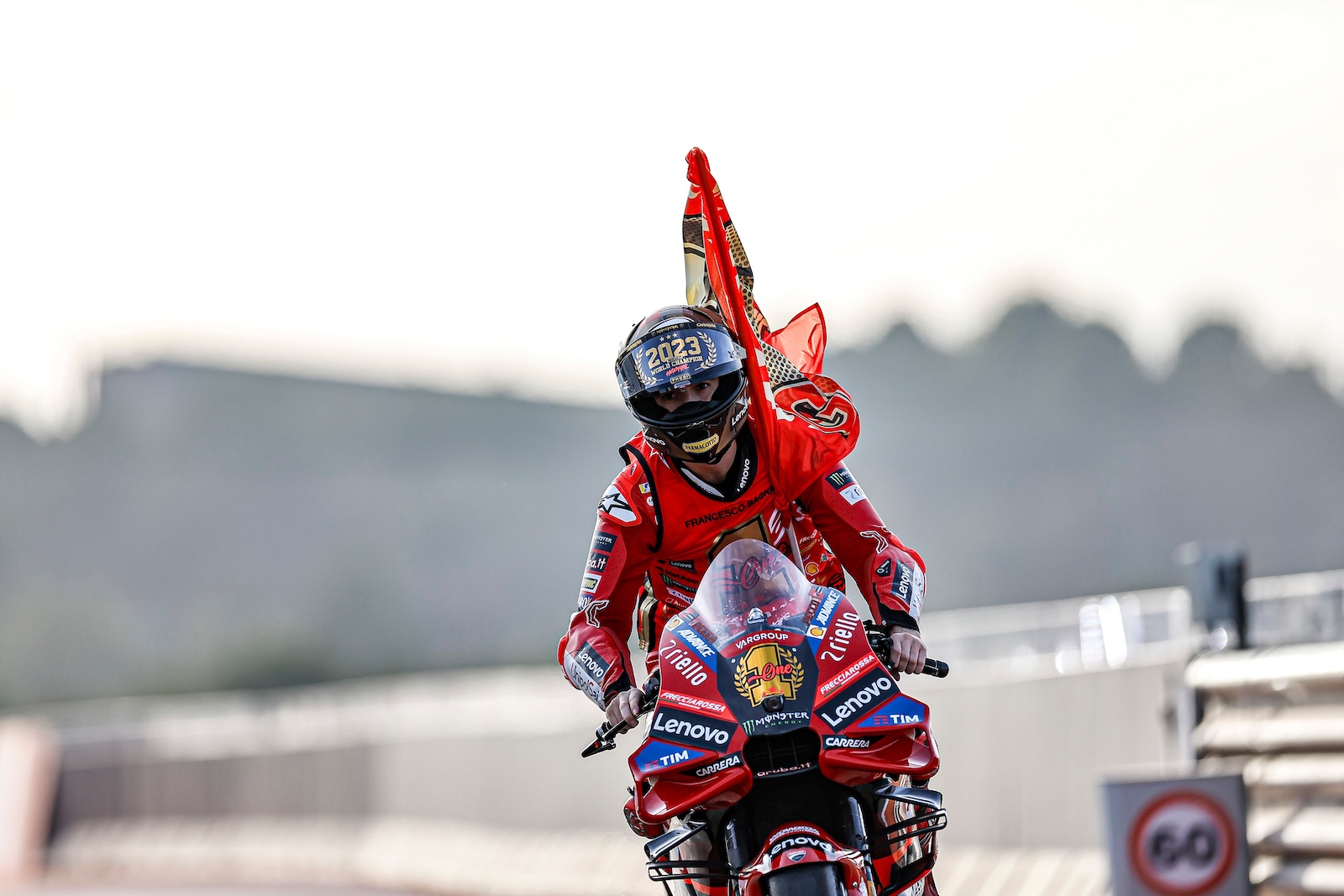 Francesco Bagnaia celebrant son second titre mondial en MotoGP