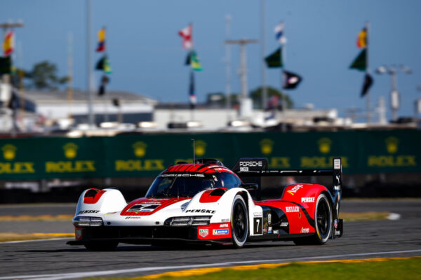 24h Daytona H+6 : Porsche Penske devant grâce à Campbell