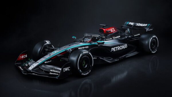 Mercedes présente sa monoplace 2024, la W15