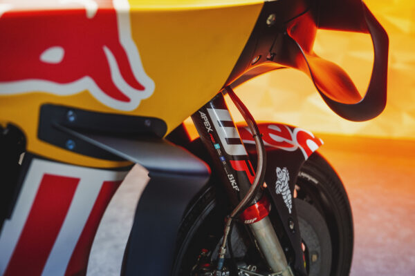 Detail de la roue avant de la KTM RC16 MotoGP 2024