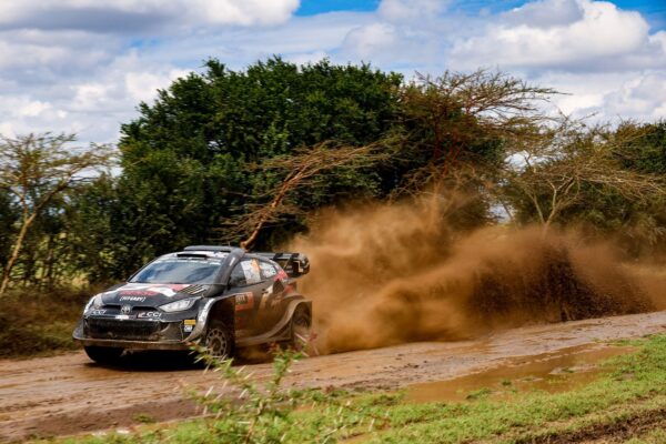 Safari Rally Kenya, ES10 : Rovanperä déroule, Evans trébuche