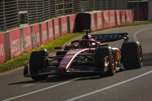 Grand Prix d'Australie : Sainz s'impose, Verstappen abandonne !