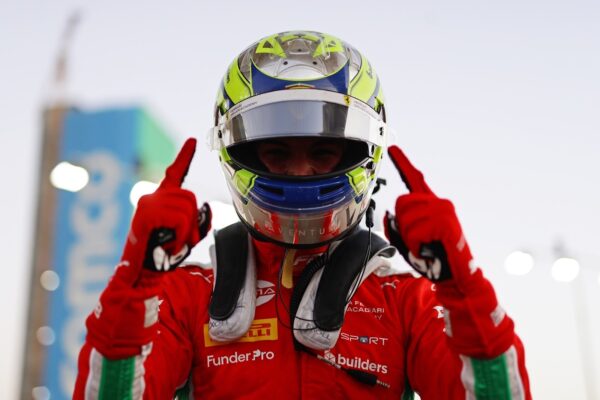 Oliver Bearman réalise la pole position à Djeddah en FIA F2