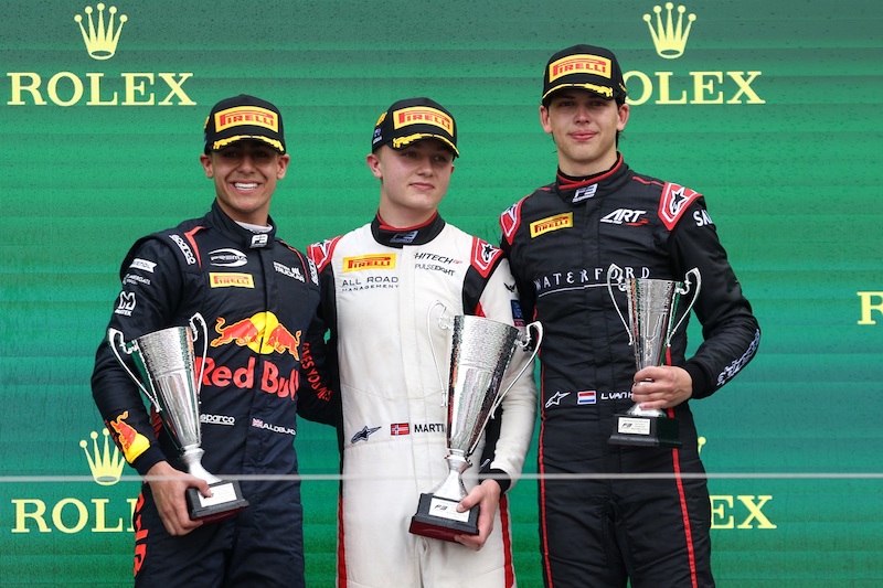 De gauche à droite : Arvid Lindblad, Martinius Stenshorne et Laurens Van Hoepen sur le podium, trophées dans les bras.